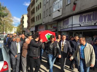 Bayrağa sarılı tabutunu öğretmen arkadaşları taşıdı