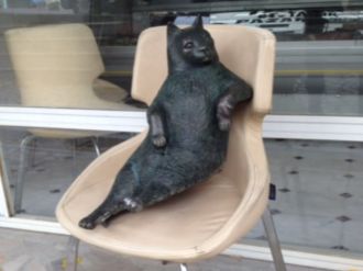 Hırsızlar Tombili’nin heykelini geri bıraktı