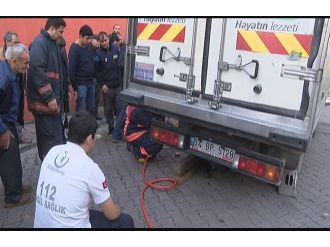 Tonlarca ağırlığın altında kurtarılmayı bekledi