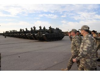 Orgeneral Akar sınır birliklerini denetledi