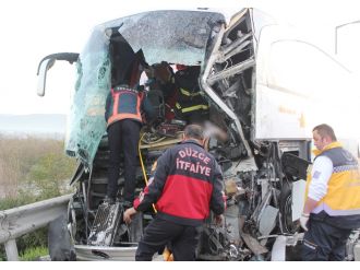 Otobüs park halindeki TIR’a çarptı: 1 ölü, 10 yaralı