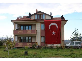 Şehit kaymakamın evine ateş düştü