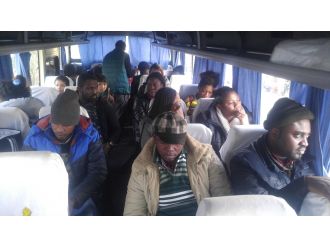 Kaçak göçmenler denize açılamadan yakalandı