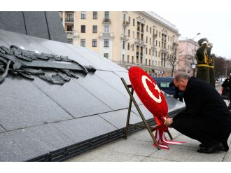 Erdoğan Belarus’ta Zafer Anıtına çelenk bıraktı