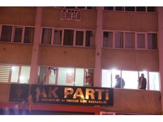Ak Parti İl Başkanlığı önünde silah sesleri