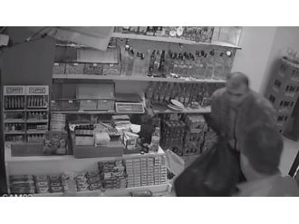 Bir yandan oyaladı bir yandan soydu