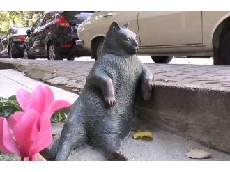 Tombili’nin heykeli yeniden yerine dikildi