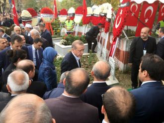 Erdoğan şehit kaymakamın mezarı başında Kur’an okudu