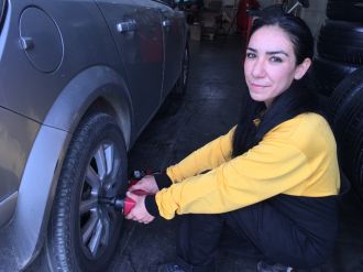 Kuaförlüğü bıraktı, oto lastikçisi oldu