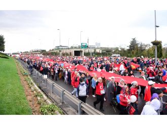 15 Temmuz şehitlerinin aileleri dev bayrak açtı