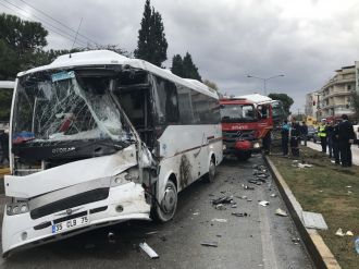 Kamyon otobüse çarptı: 28 yaralı !