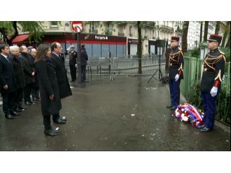 Paris saldırılarında hayatlarını kaybedenler anıldı