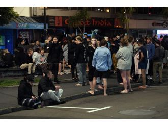 Tsunami dalgaları sahile vurdu