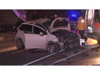 Otomobil metrobüs üst geçidine çarptı: 1 ölü