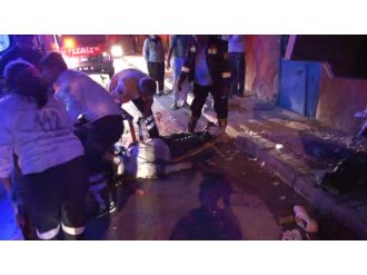 Servis minibüsü eve çarptı: 3 ölü, 8 yaralı