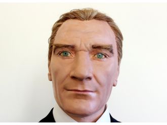 Saçları tek tek dikilen Atatürk heykeli ilgi odağı oldu