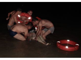 Baraj gölüne atlayan kadını gençler kurtardı