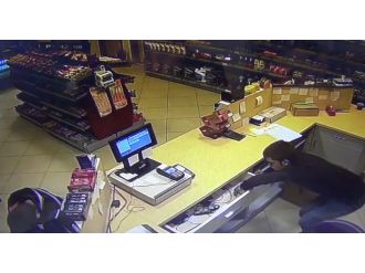 Görevli uyuyunca hırsız marketi soydu