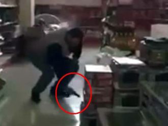 Kuru sıkı silahla fare avladı