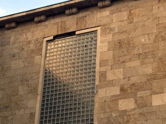 TBMM’de başına mermer düşen işçi yaralandı