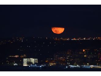 Süper Ay İstanbul’da da görüldü