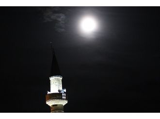 "Süper Ay" gökyüzünü aydınlattı.