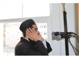 Kendi yaptırdığı camiye imamlık yapıyor