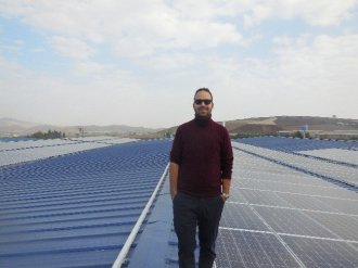 Fabrikasının çatısında elektrik üretiyor