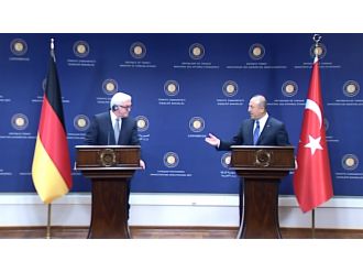 Alman Bakanın yanında verdi veriştirdi