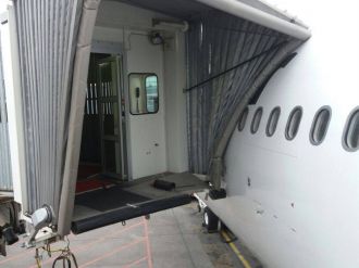 Esenboğa’da yolcu uçağı körüğe çarptı