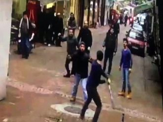 Sokak ortasında birbirlerine böyle girdiler