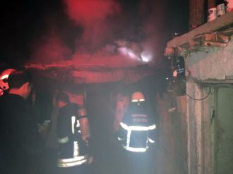 Babasına kızdı, evi yaktı