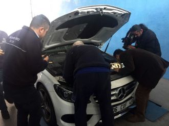 Sıkışan kedi çıkarılamayınca otomobil serviste söküldü