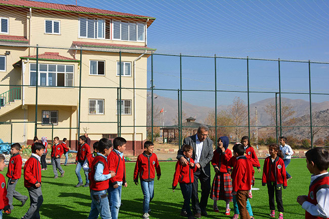 Büyükşehir halı saha yapımına devam ediyor