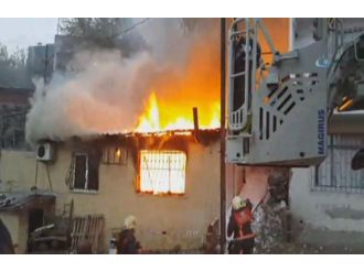 İstanbul’da korkutan yangın: Mahalleli sokağa döküldü