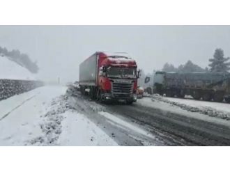 Kara trafiğine kar engeli