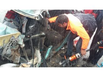 Otomobil ile kamyon çarpıştı: 1 ölü, 4 yaralı