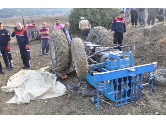 Devrilen traktörün altında can verdi