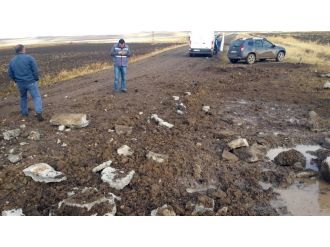 Bomba taşıyan teröristler çamura saplanınca aracı patlattı