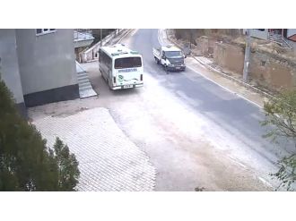 7 yaşındaki çocuk kamyonetin altında kaldı