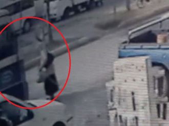 Binmeye çalıştığı minibüsün altında kaldı