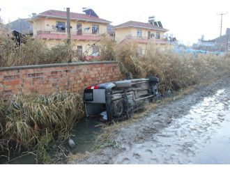 Otomobil su kanalına düştü: 3 yaralı