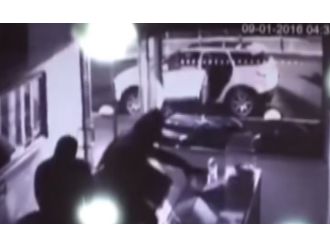 Kuyumcu soyguncularının hayal kırıklığı kamerada