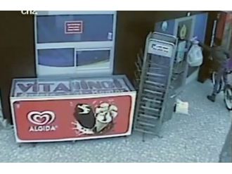 Ekmek hırsızları güvenlik kameralarına yakalandı