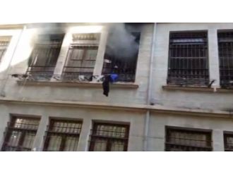 Geri Gönderme Merkezi’nde yangın: Polis havaya ateş açtı