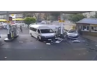 Kontrolden çıkan otomobil benzin istasyonuna daldı