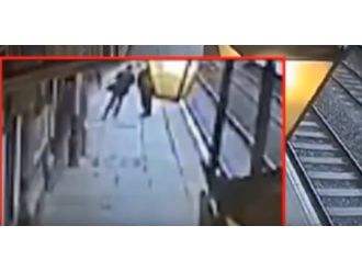 Tren bekleyen adamı raylara itti