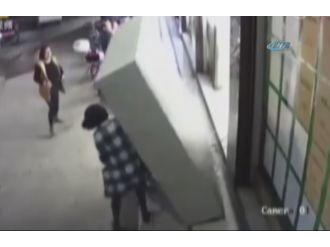 Küçük çocuk dolabın altında can verdi