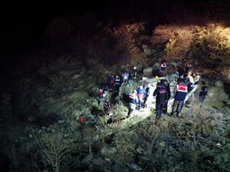 Minibüs şarampole yuvarlandı: 1 ölü, 14 yaralı