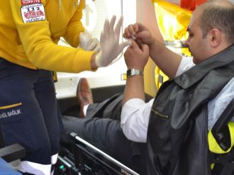 Kopan parmak çay bardağıyla hastaneye götürüldü